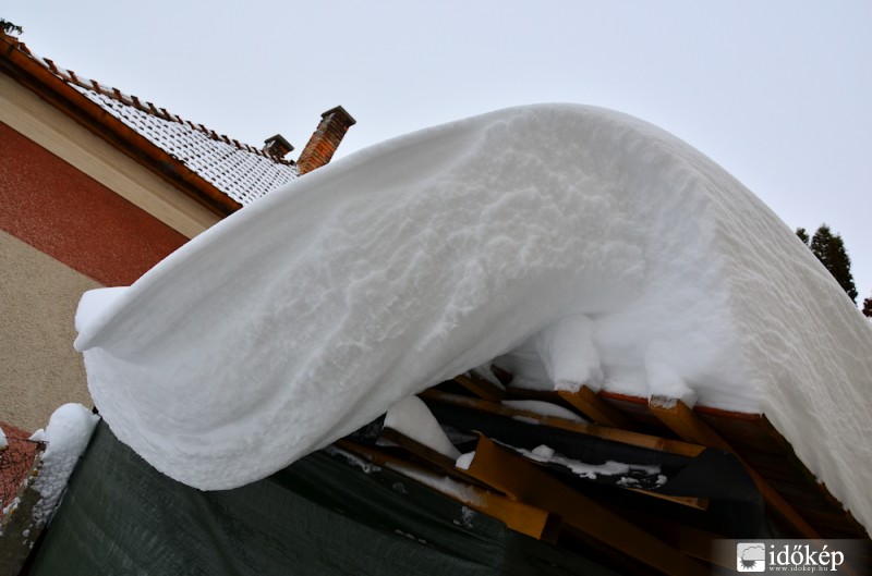Hófúvás nyoma a tetőn