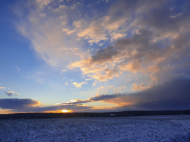 Pénteki napkelte távozó hófelhőkkel