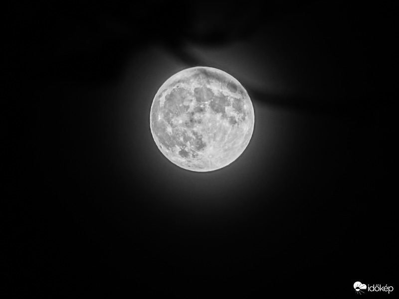 Egy másik fotó a Holdról 
