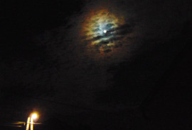 Hold és a lámpafény