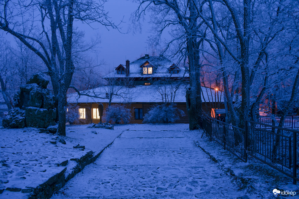 Havas, zúzmarás téli hangulat kék órában Dobogókőn.