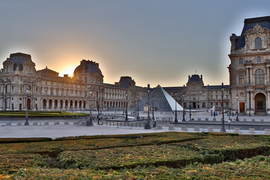 Mai napkelte a Louvre mellett