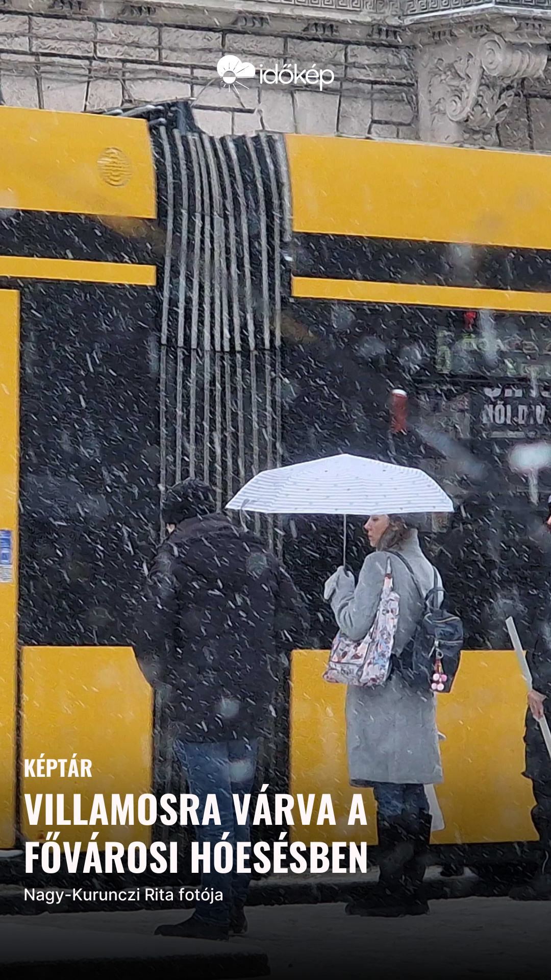 Villamosra várva a fővárosi hóesésben