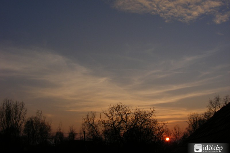 Fátolyfelhős naplemente