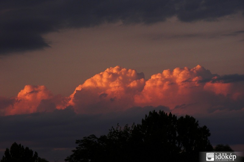 Gomolyfelhő a lemenő nap fényében