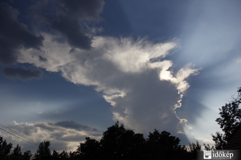 Ma délutáni zivatarfelhő