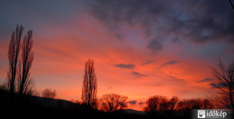 Áprilisi naplemente