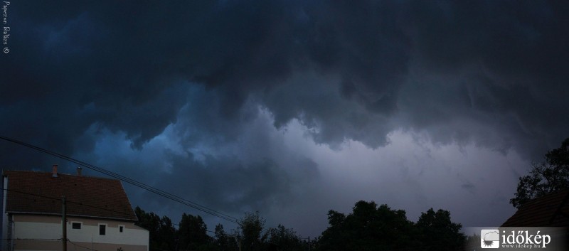 Már a kertek alatt a vihar!