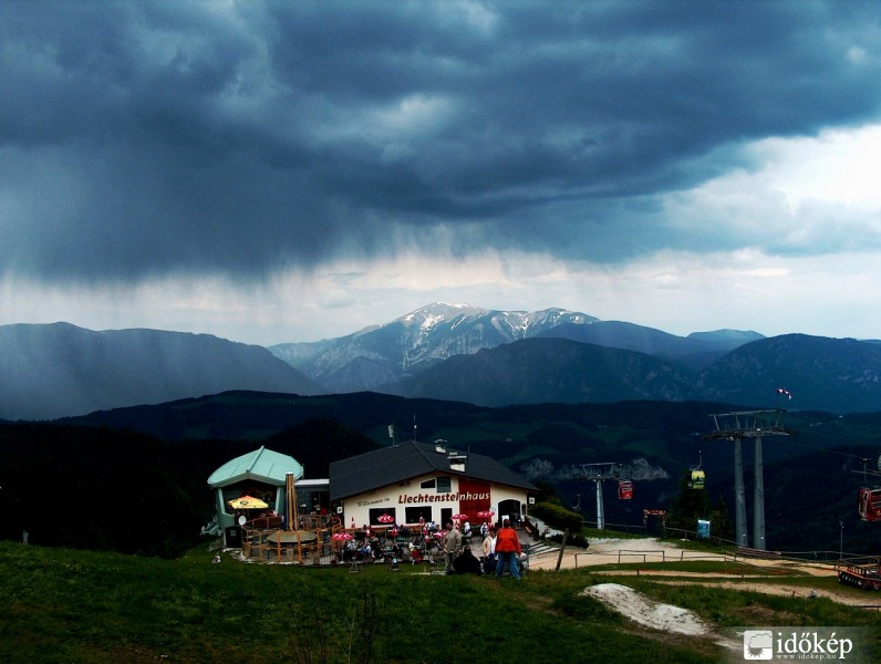 pár perc múlva leszakadt az ég