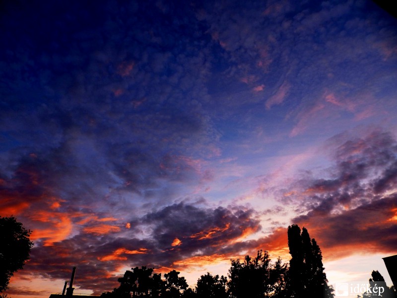 parázsló és kéklő  ég...