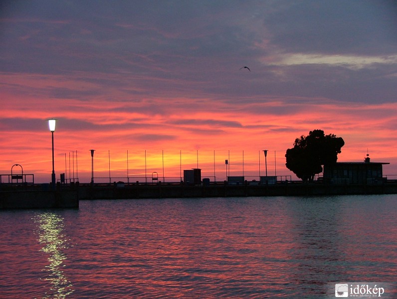 Napkelte a Balatonon