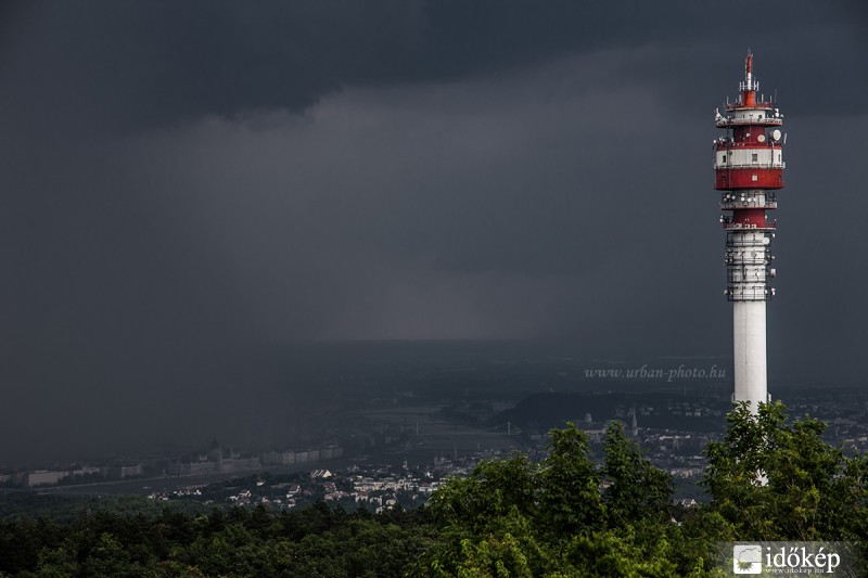 Ma délutáni vihar a Hármashatár-hegyről