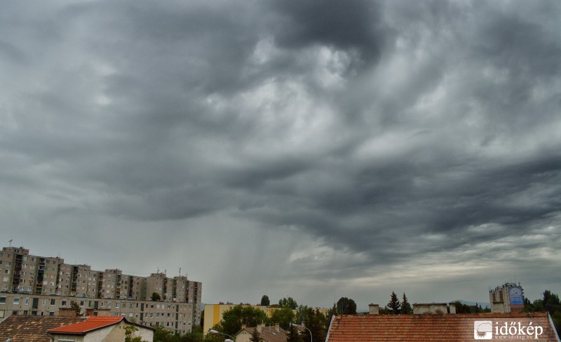 Jön az esőfüggöny