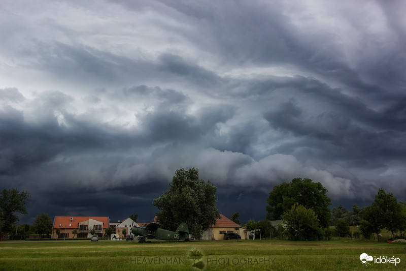 Peremfelhő landol...