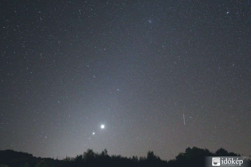 Állatövi fény, és pártás bolygó együttállás.