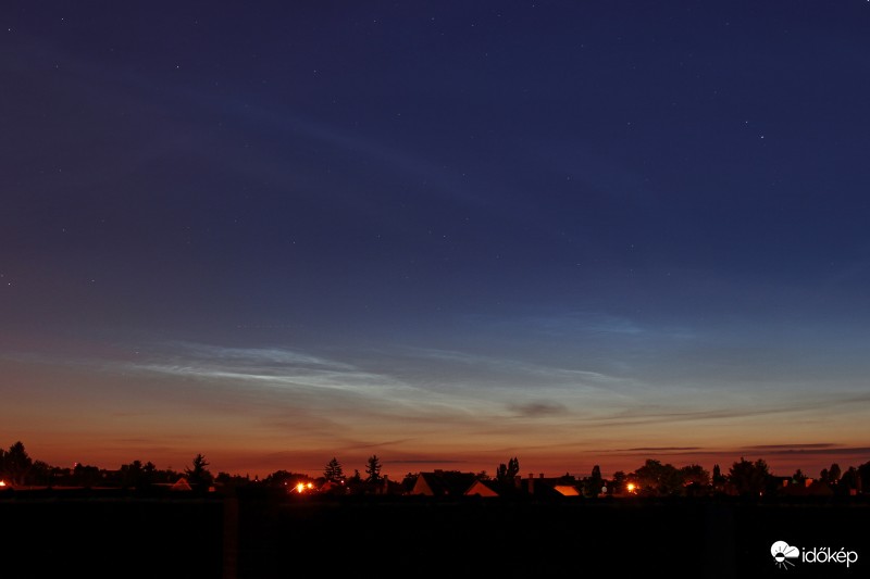 NLC a hajnali É-ÉK-i égen.