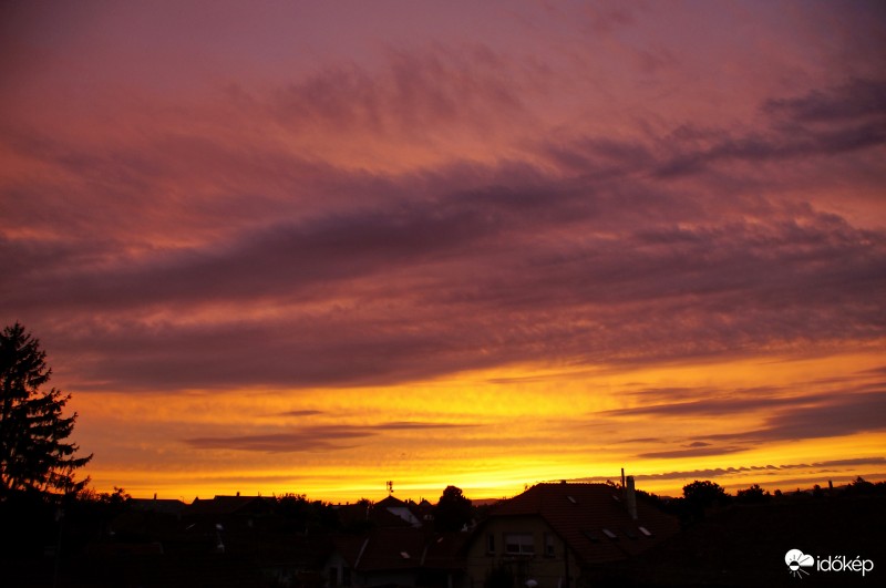 A tegnapi naplemente színei.