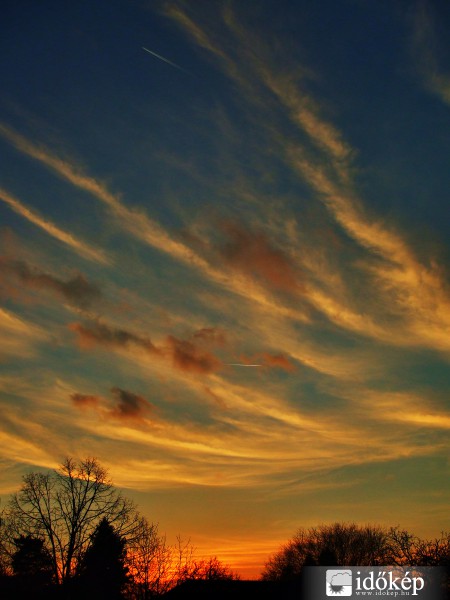 Gyengéd ecsetvonások az égen