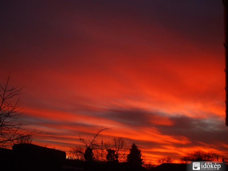 Vörösbe borult az ég