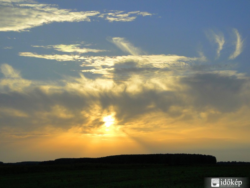 Naplemente irizáló felhőkkel