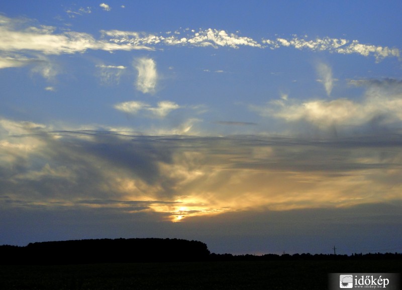Naplemente virgákkal