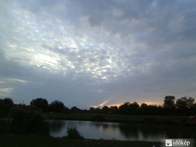 Naplemente felhők között