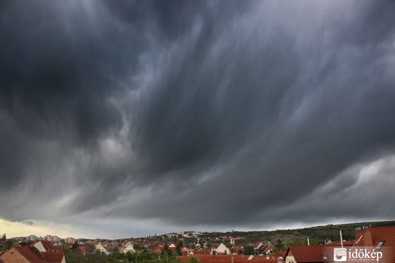 Sötét fellegek Eger vára felett