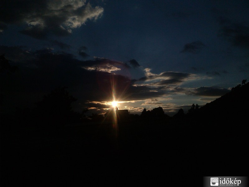 Május utolsó naplementéjének utolsó sugarai 1