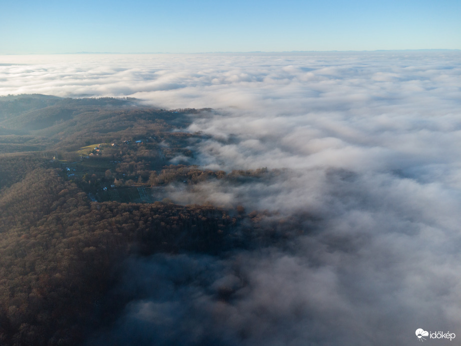 Háttérben az Alpok