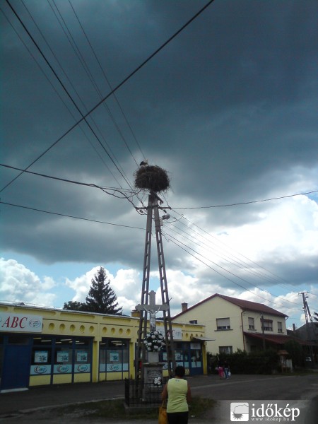 Zivatarban is féllábon...