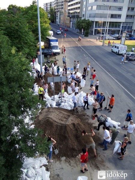 Még dolgoznak serényen.