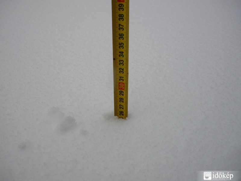 Hamarosan súrolja a 30-at...-Bár,ez nem meglepő,hiszen reggel 6 óta folyamatosan esik,a szél továbbra sem csitul,és a hőmérséklet -1 fok körül alakul.