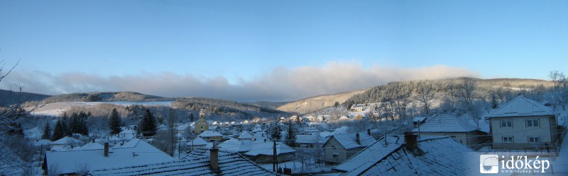 Hóban ébredt a reggel.