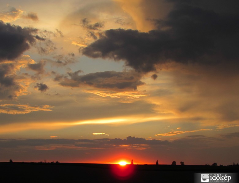 Ma esti naplemente a záporok között