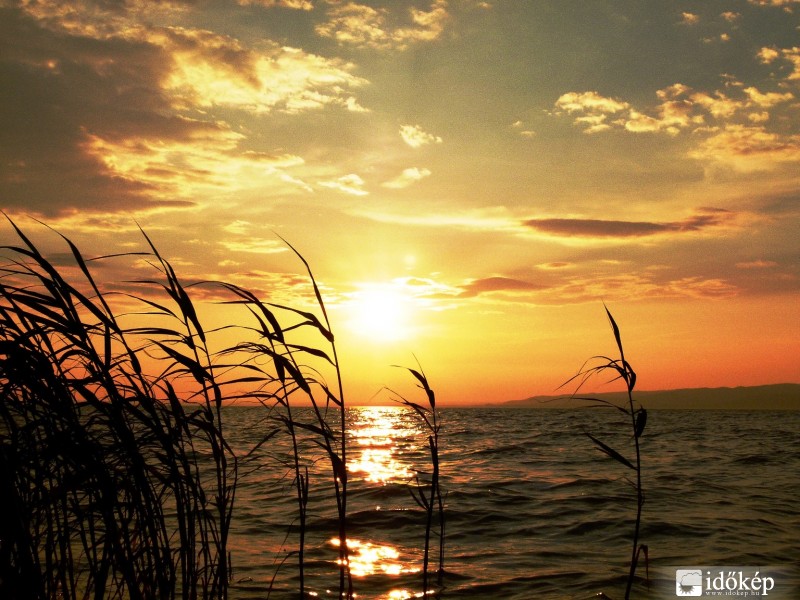 Lemenőben a Nap a Balaton felett..