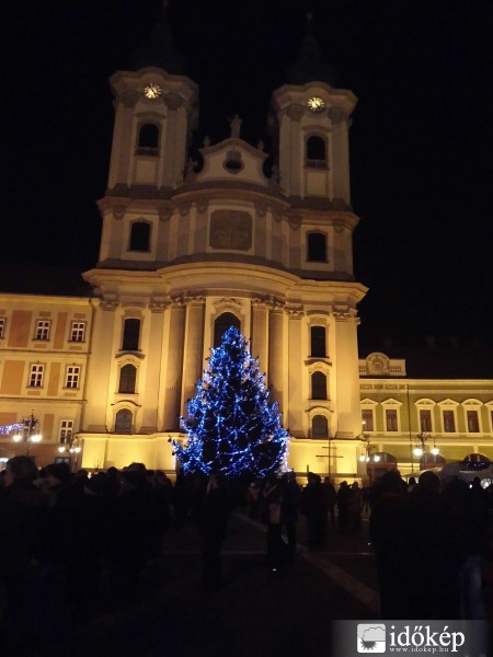 Egri karácsonyfa a Dobó téren a felújított Minorita templommal szemben