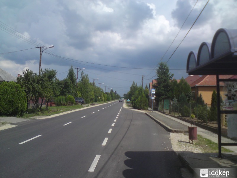 Zivatarfejlemény a felújított út felett.