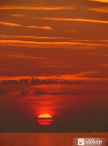 Ma is forró nap elé nézünk