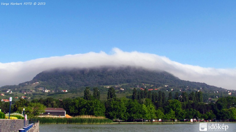 A ködbe burkolózott Badacsony...júniusban...
