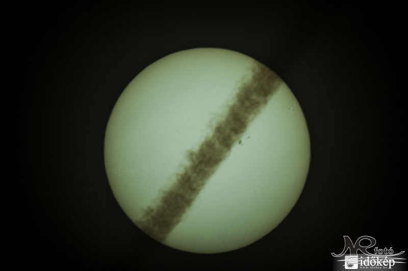 Nap és kondenzcsík. 