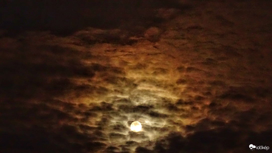 Felhők közt táncoló telihold