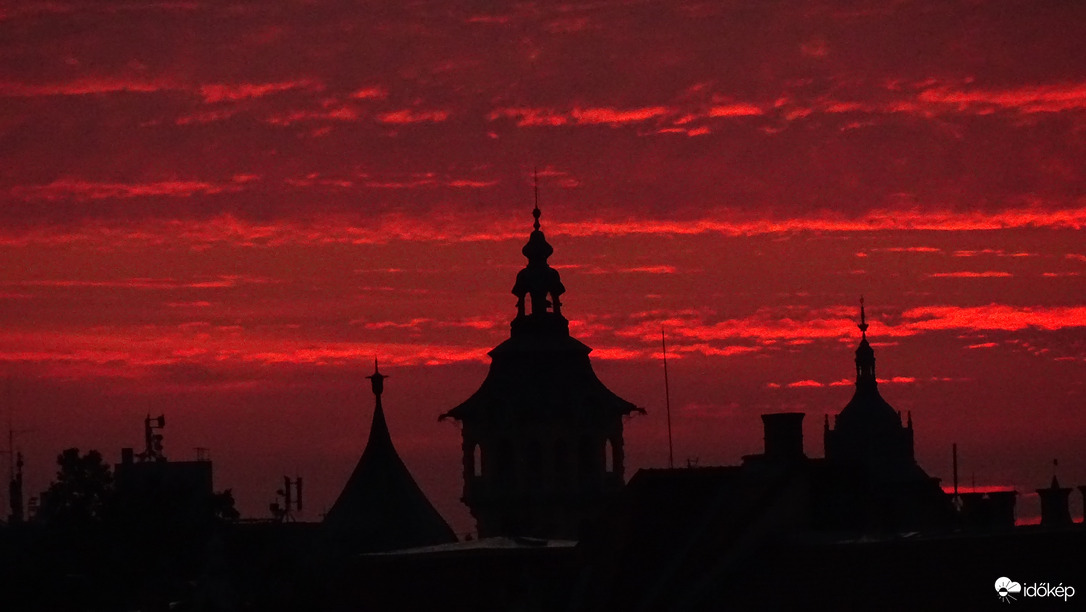 Tornyok a naplementében