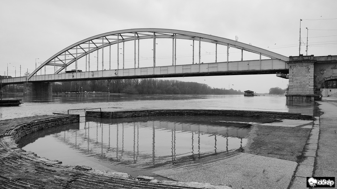 Szűk lett a meder a Tiszának
