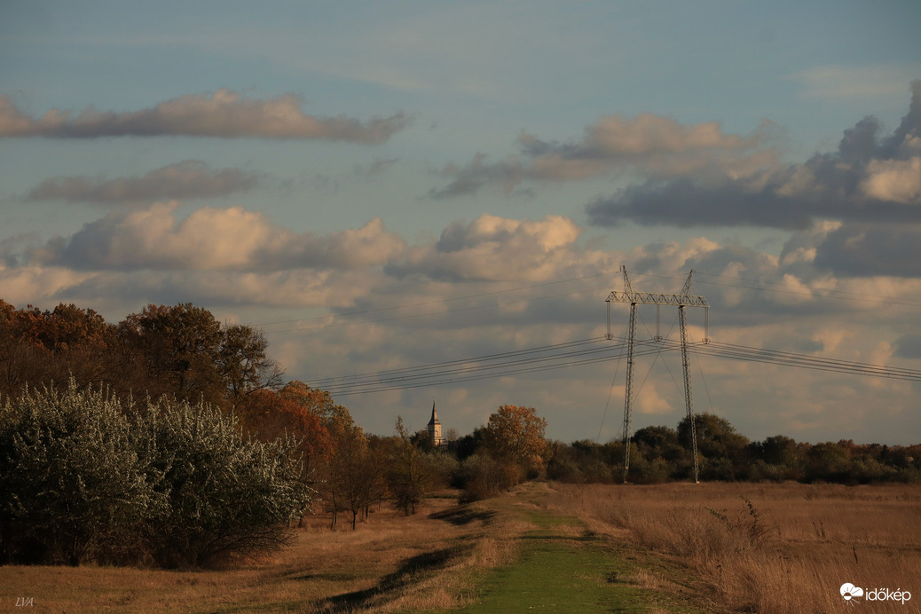 Felhők ölelésében kicsiny templomunk!