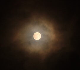 Telihold a felhők fogságában! 