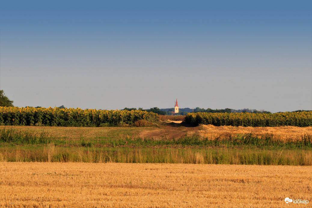 Messze falum kicsiny tornya!!!