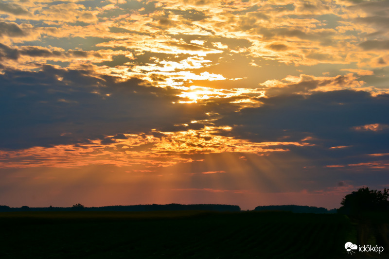 Kora reggel a Nap bontogatja sugarait
