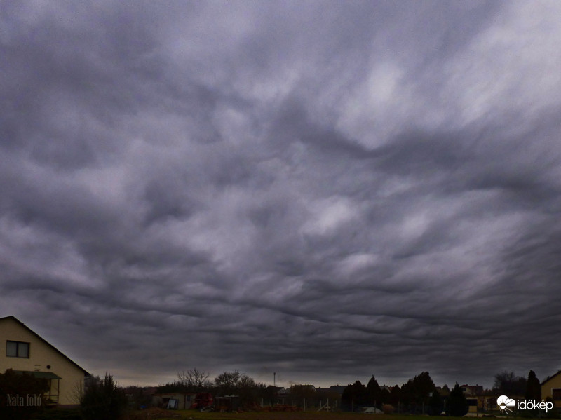 Hullámzó felhőalap