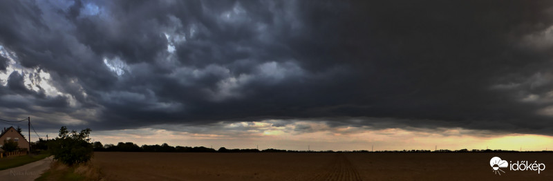 Megérkezett nyugatra