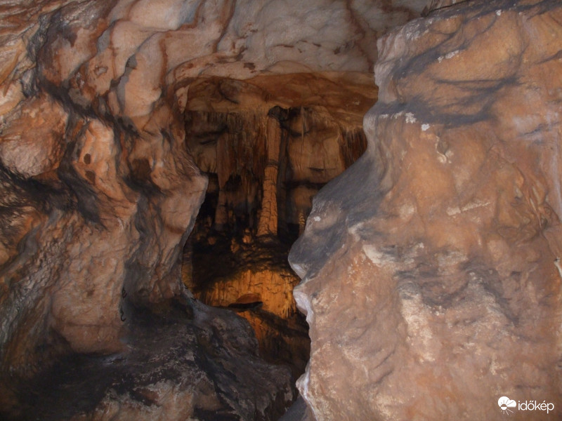 Öregúr a jászói barlangban